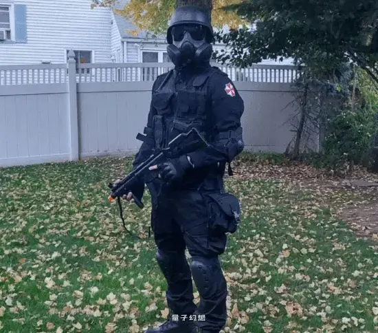 英国16岁小伙Cos《生化危机》汉克被警方逮捕，涉嫌非法携带仿真枪