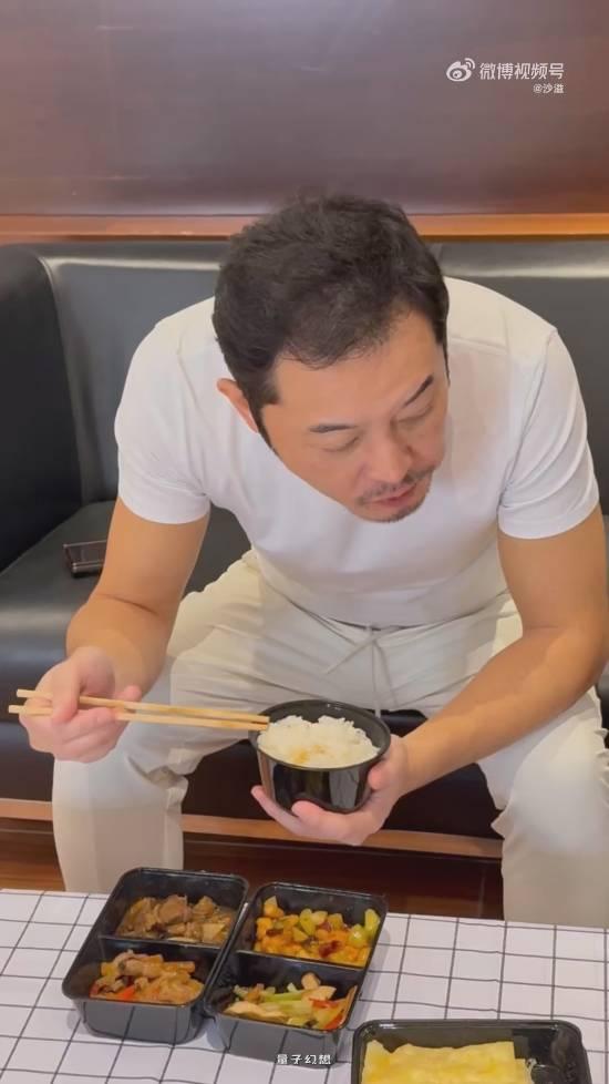 沙溢国庆假期吃胖了十斤 称重时表情大崩溃