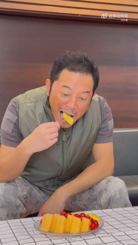 沙溢国庆假期吃胖了十斤 称重时表情大崩溃