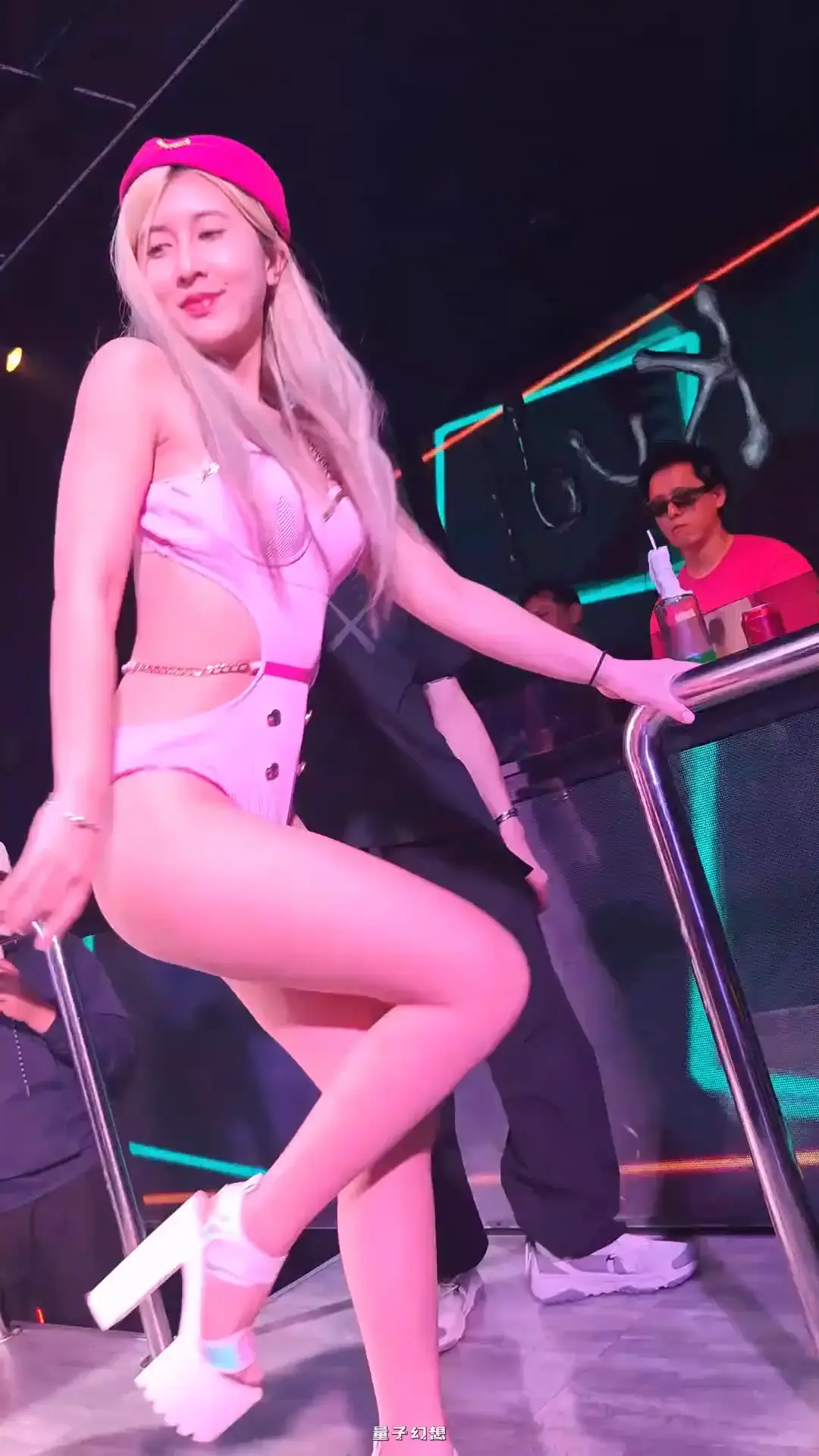 台湾夜店流出一字马后摇臀视角美女热舞[15V/3.35G]