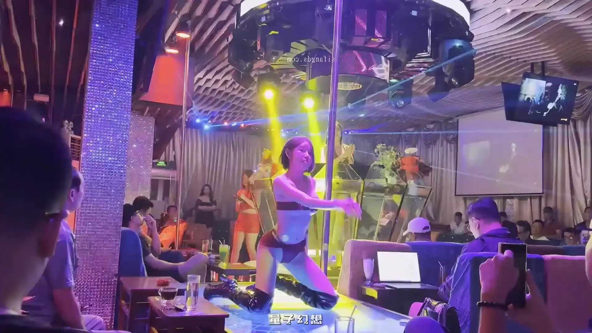 越南夜店美女后摇跪臀热舞实录[18V/4.31G]