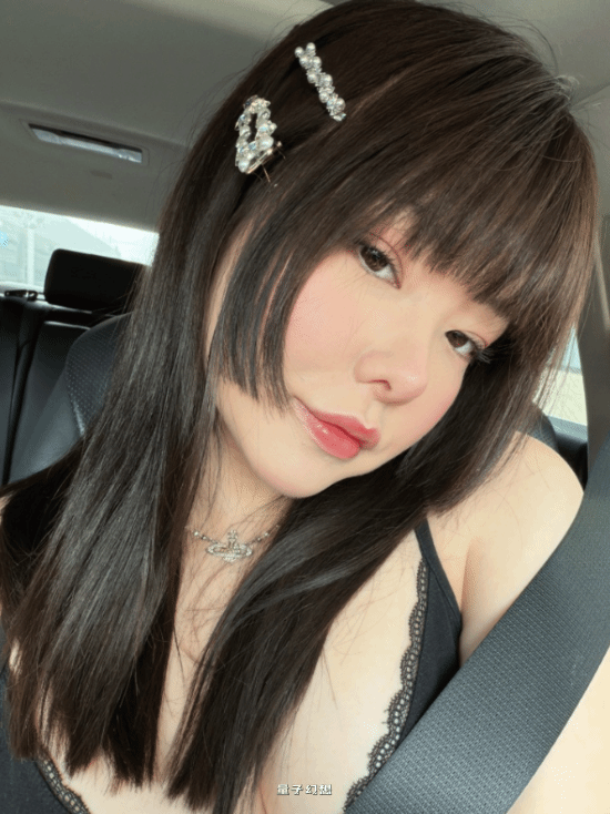 LOL前女职业马玉米晒美照！童颜大波肉感身材太俏皮