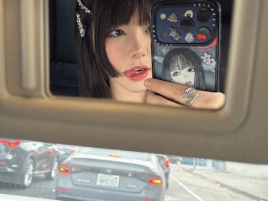 LOL前女职业马玉米晒美照!童颜巨乳肉感身材太俏皮